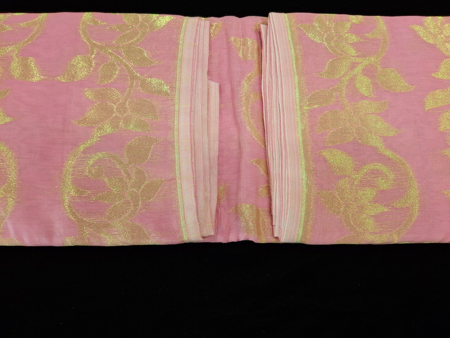 Dhakayi Jamdani saree