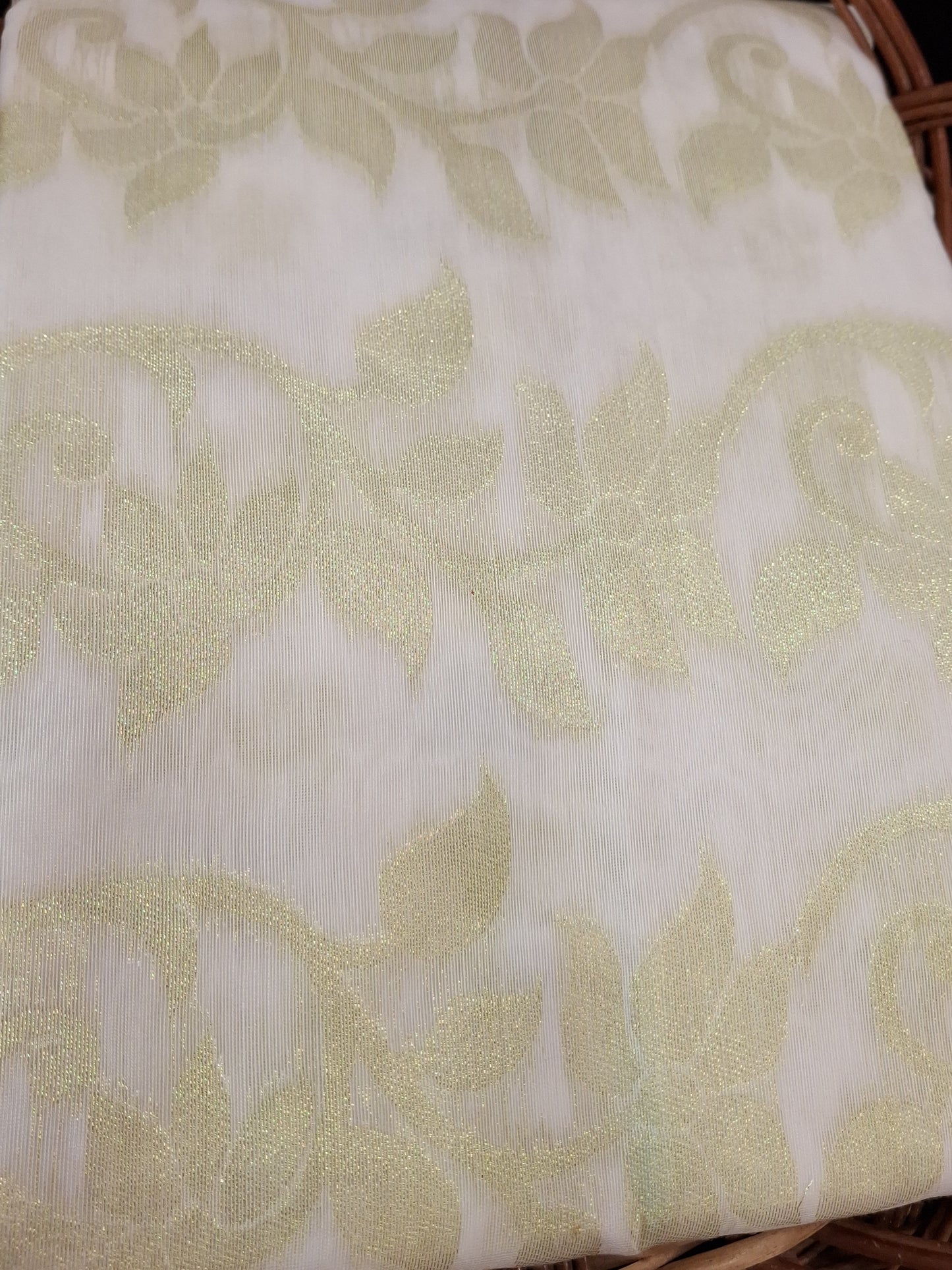 Dhakayi Jamdani saree