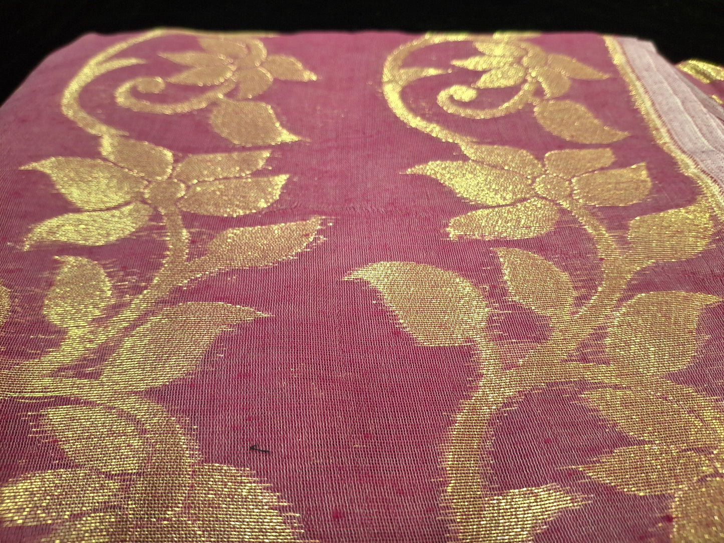 Dhakayi Jamdani saree