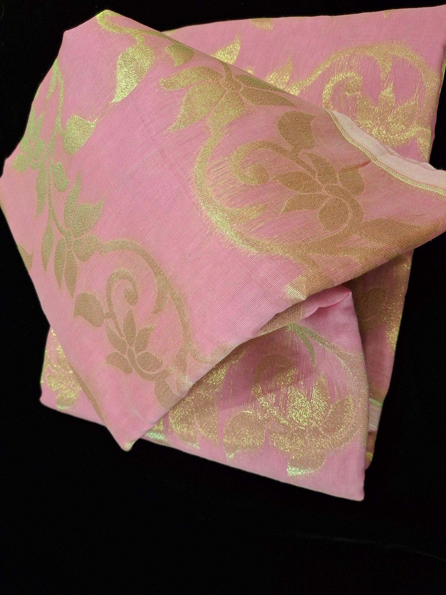 Dhakayi Jamdani saree