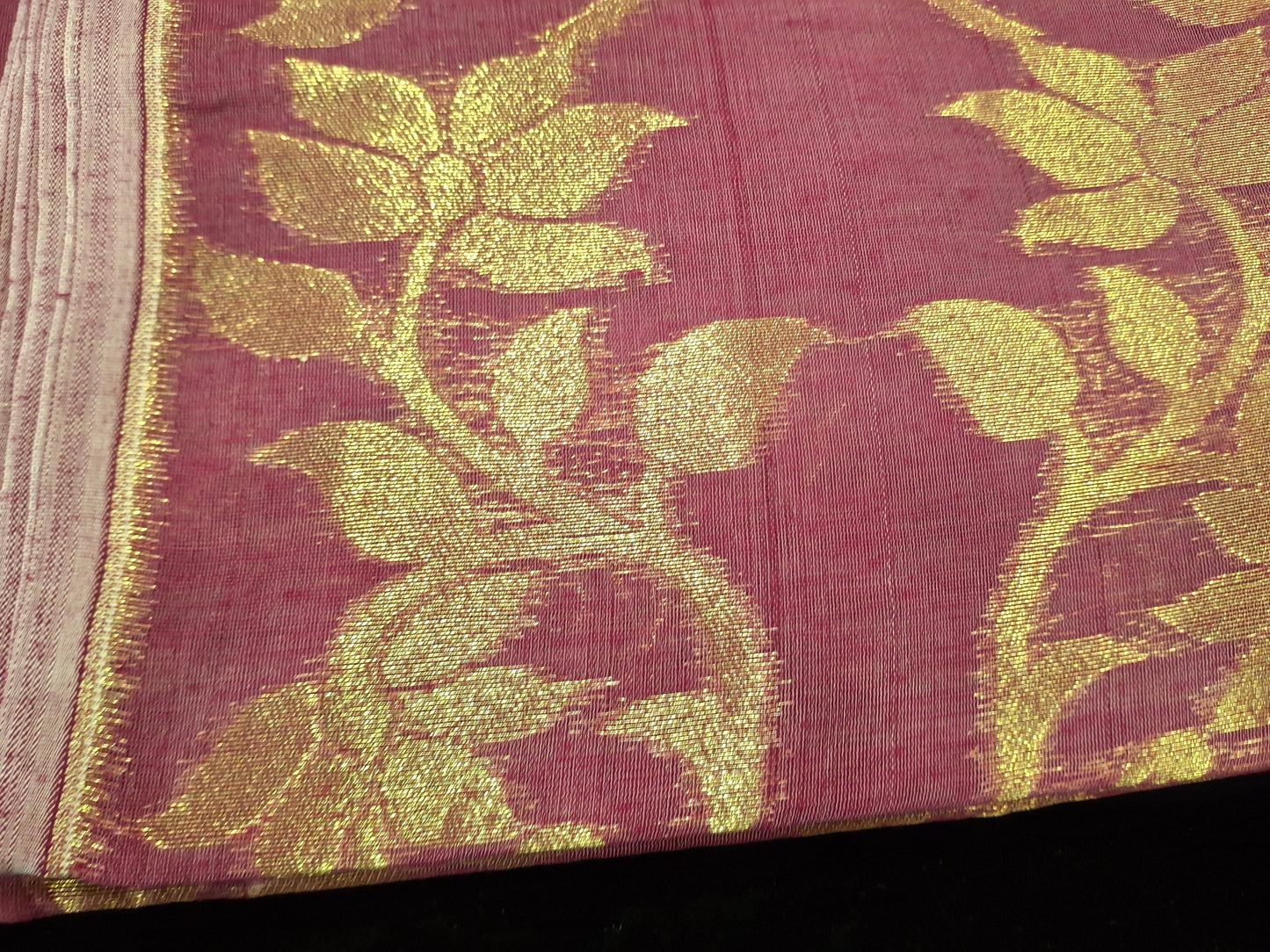 Dhakayi Jamdani saree