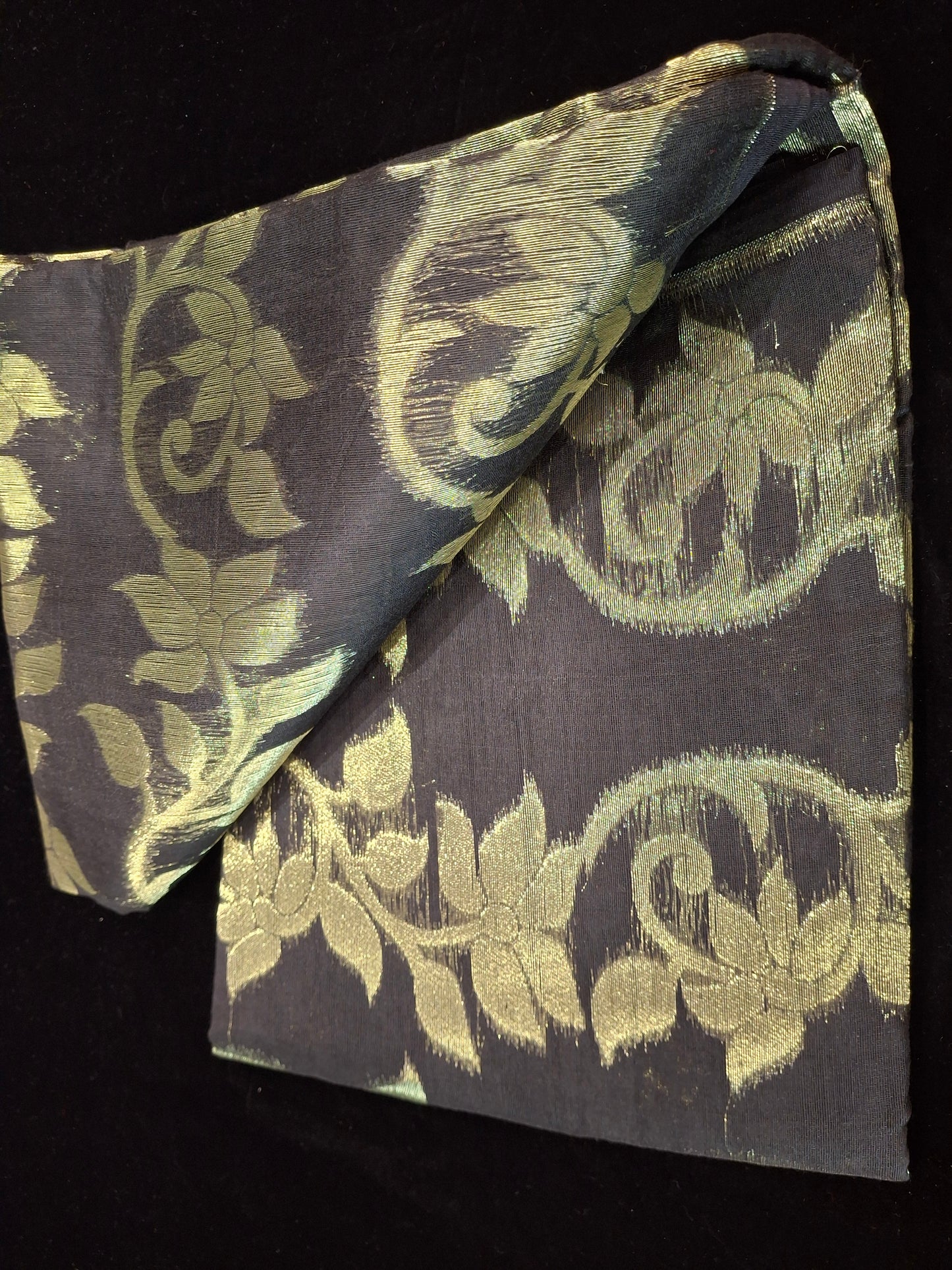 Dhakayi Jamdani saree