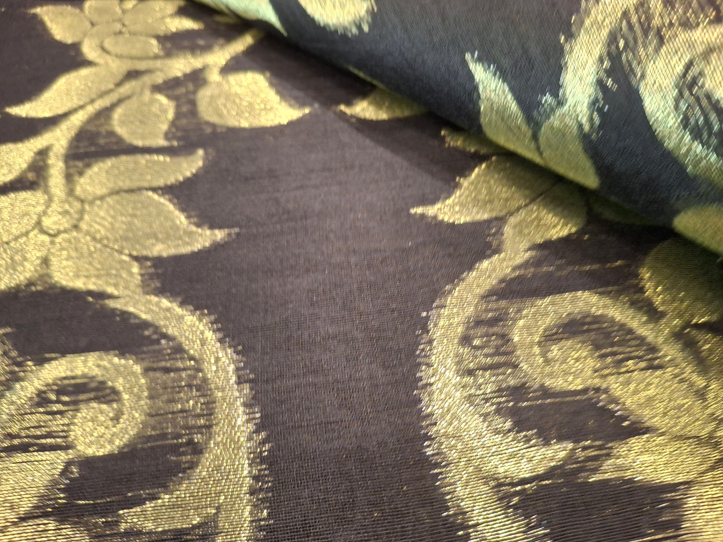 Dhakayi Jamdani saree