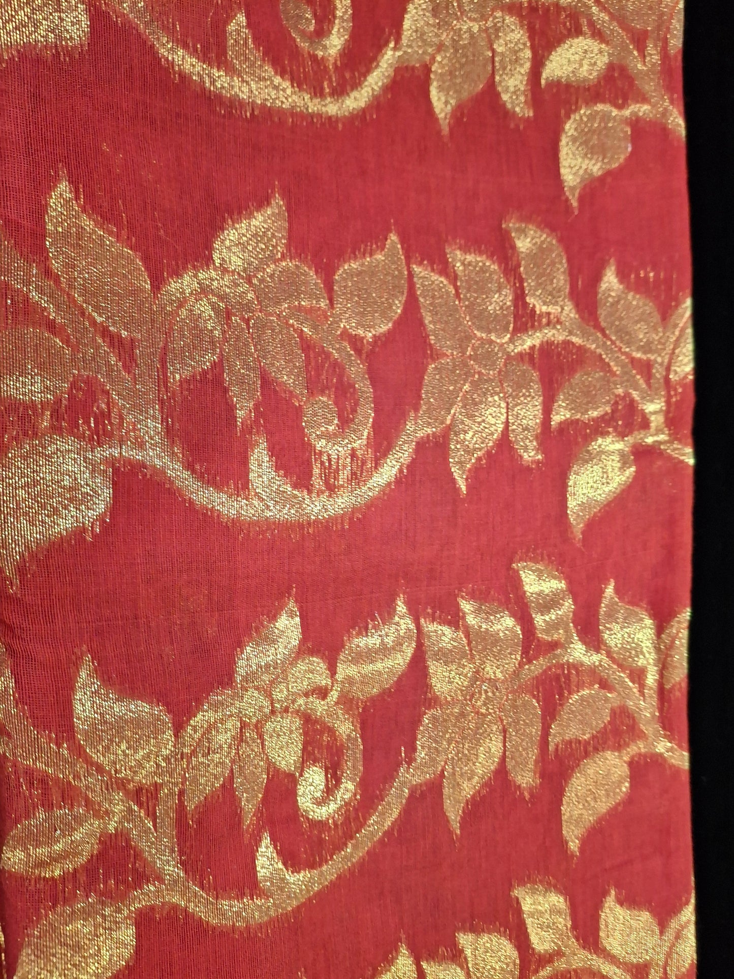 Dhakayi Jamdani saree