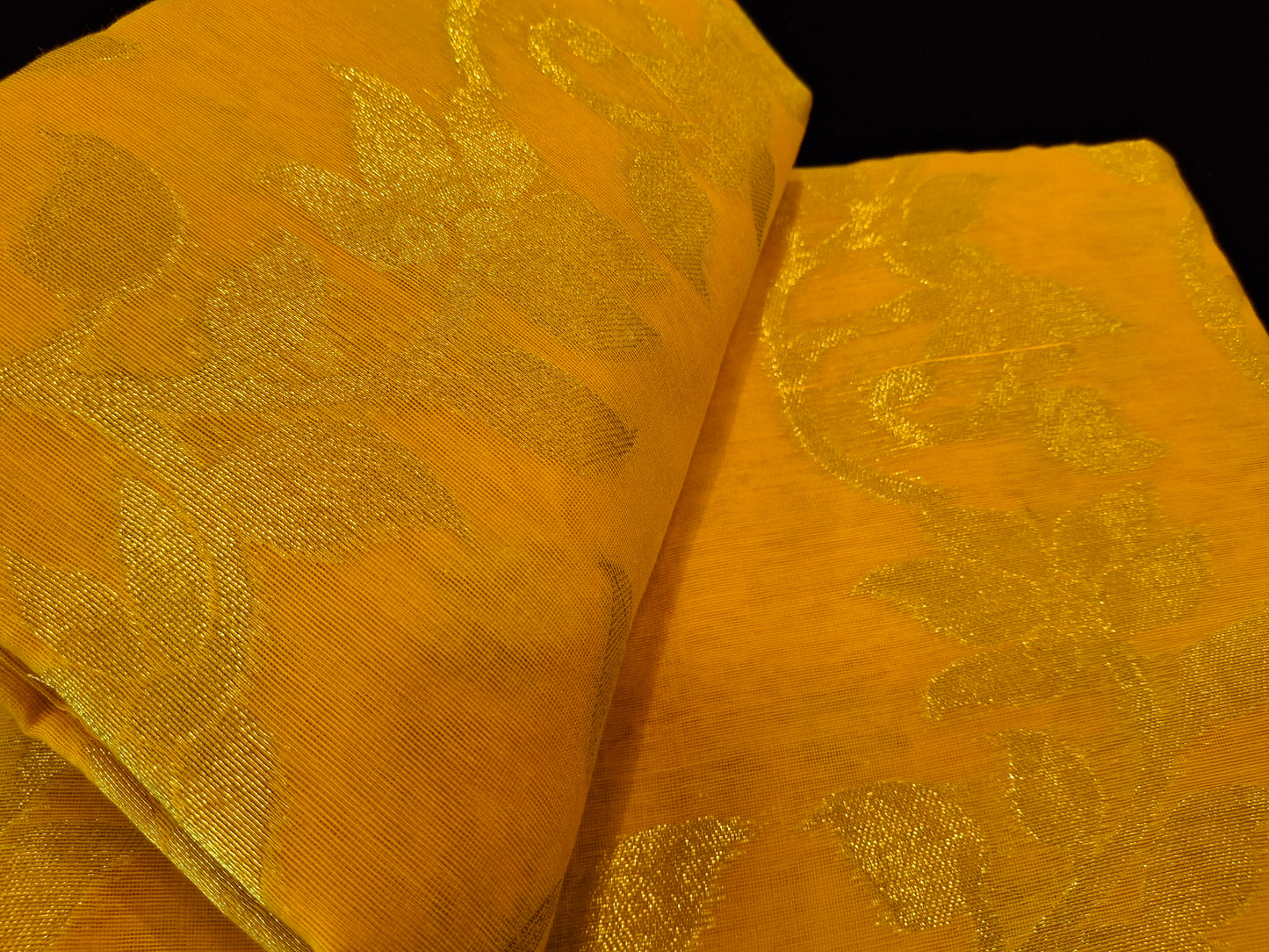 Dhakayi Jamdani saree
