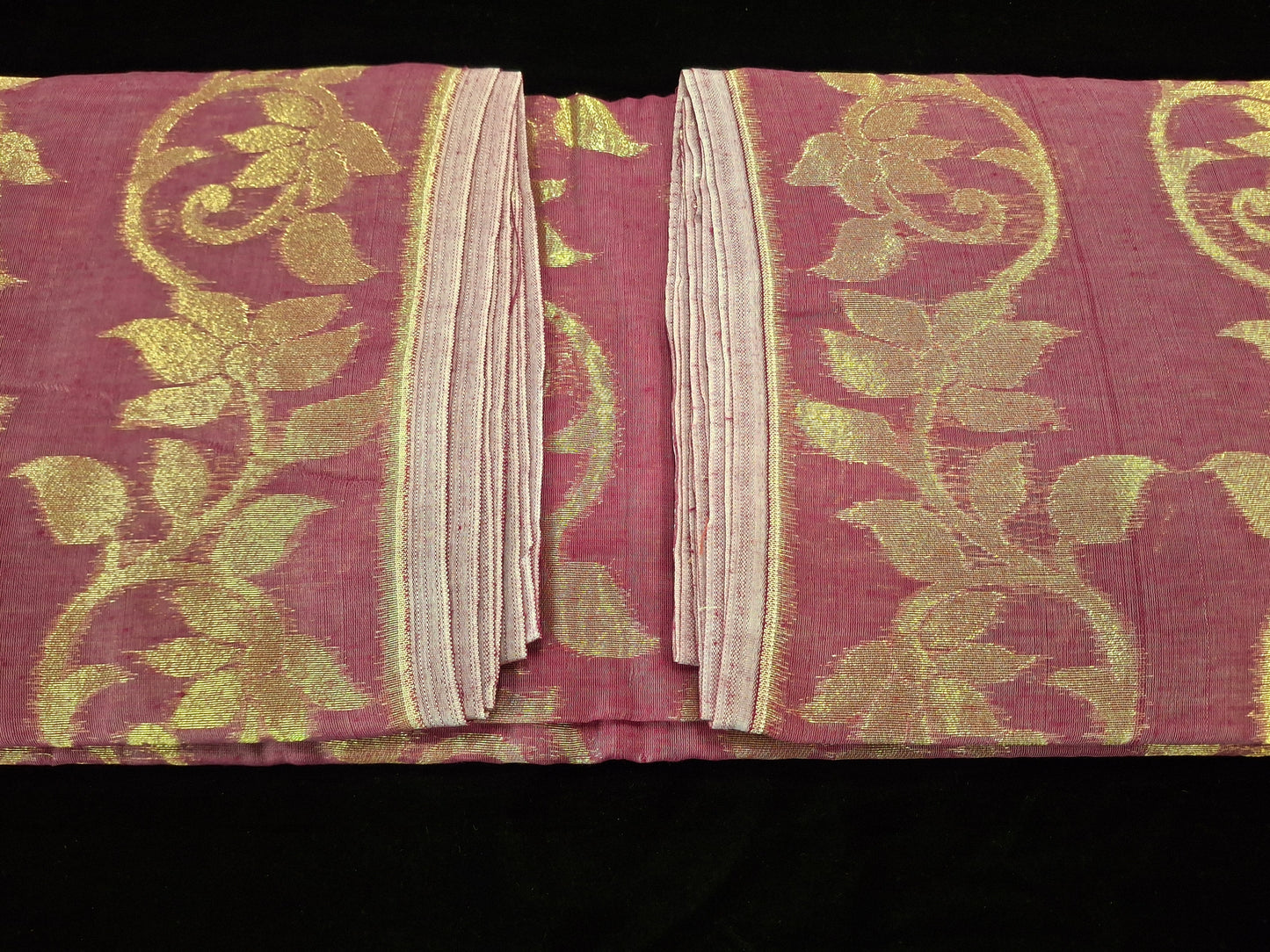 Dhakayi Jamdani saree