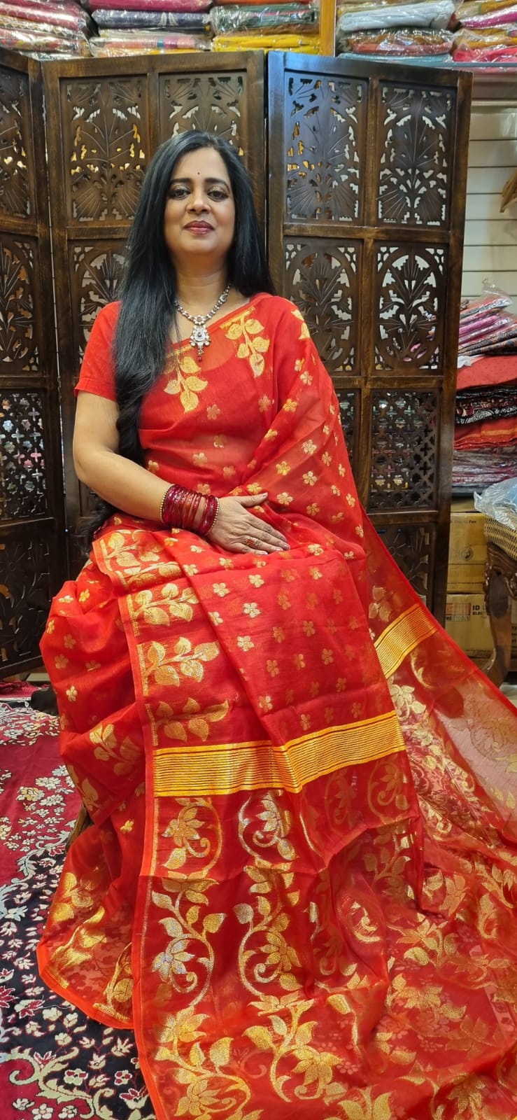 Dhakayi Jamdani saree