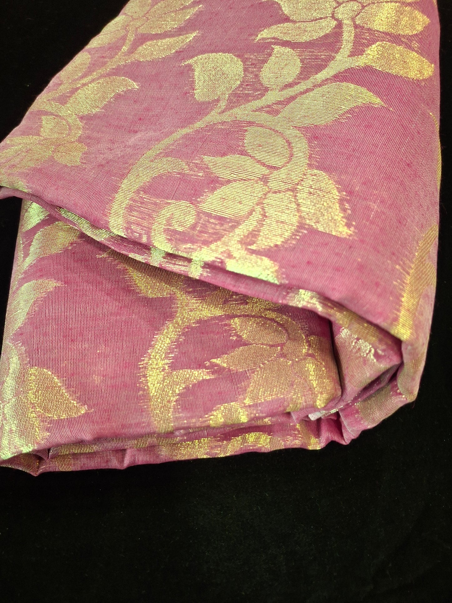 Dhakayi Jamdani saree