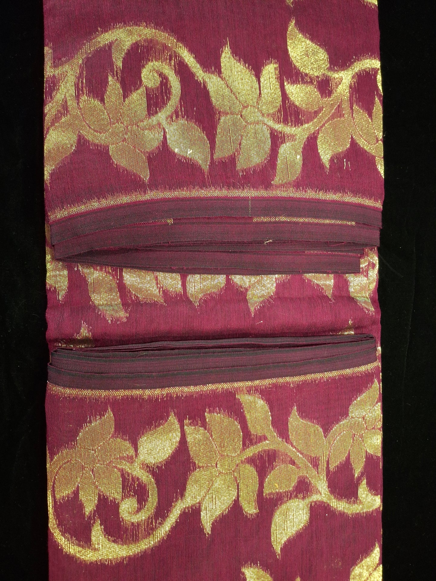 Dhakayi Jamdani saree
