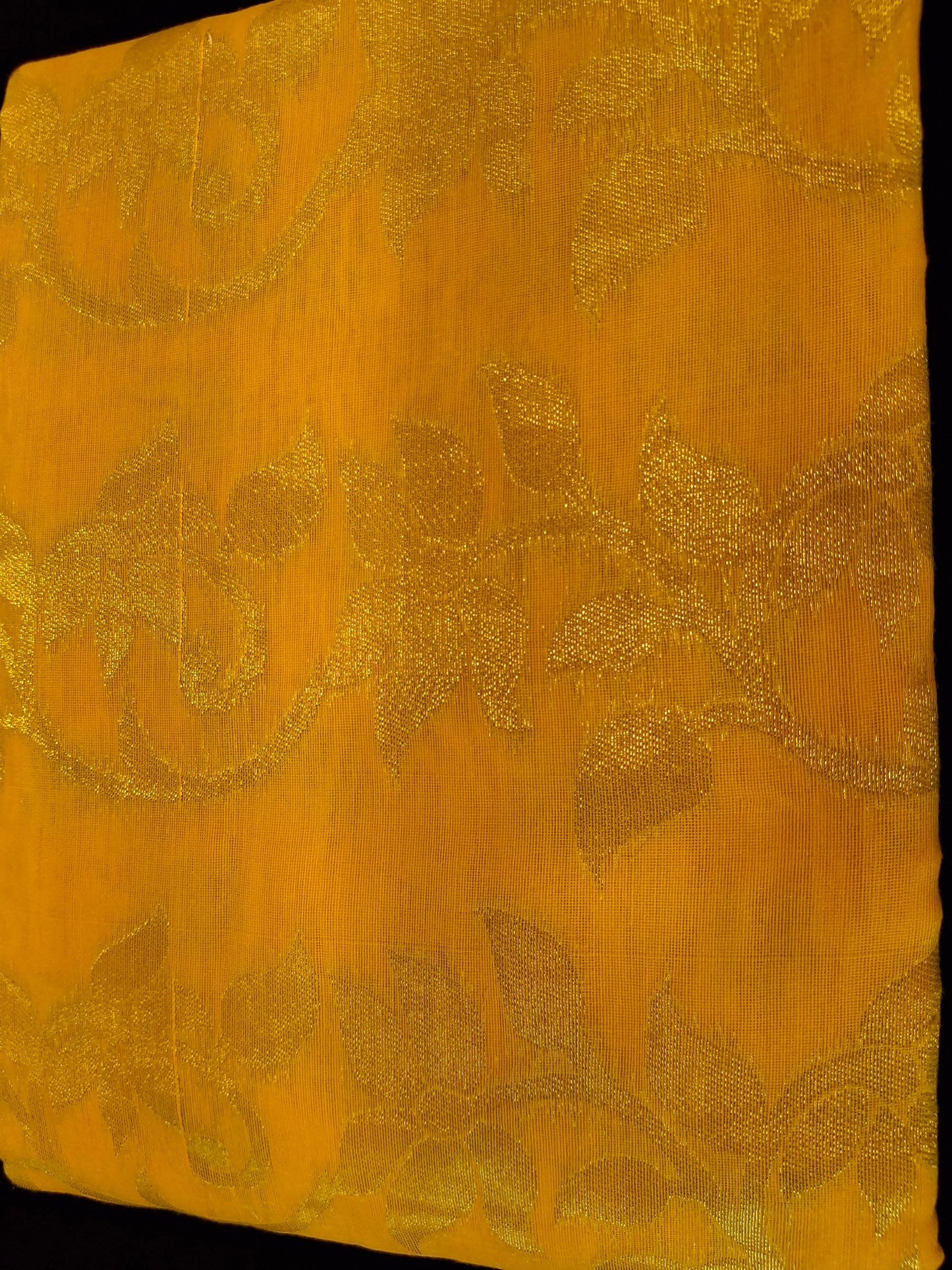 Dhakayi Jamdani saree