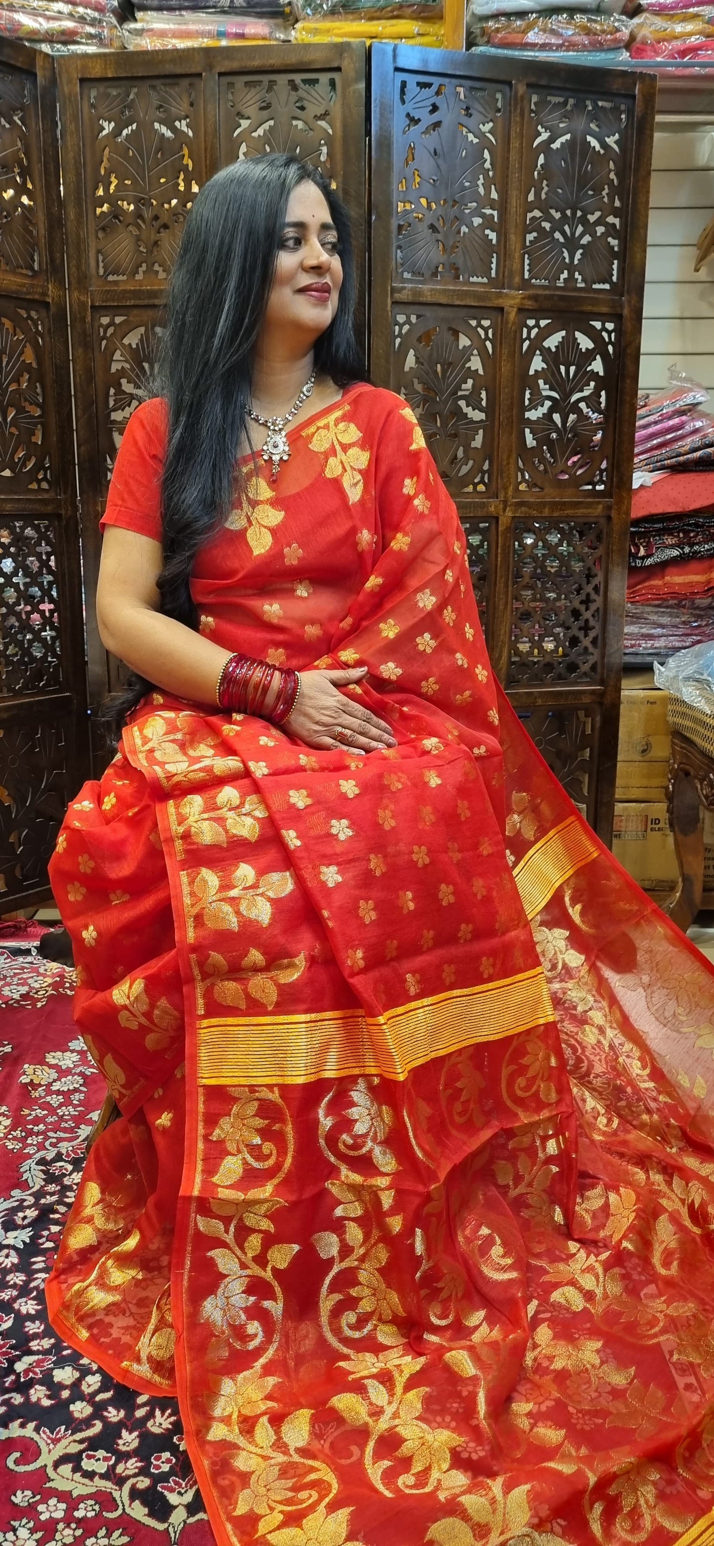 Dhakayi Jamdani saree
