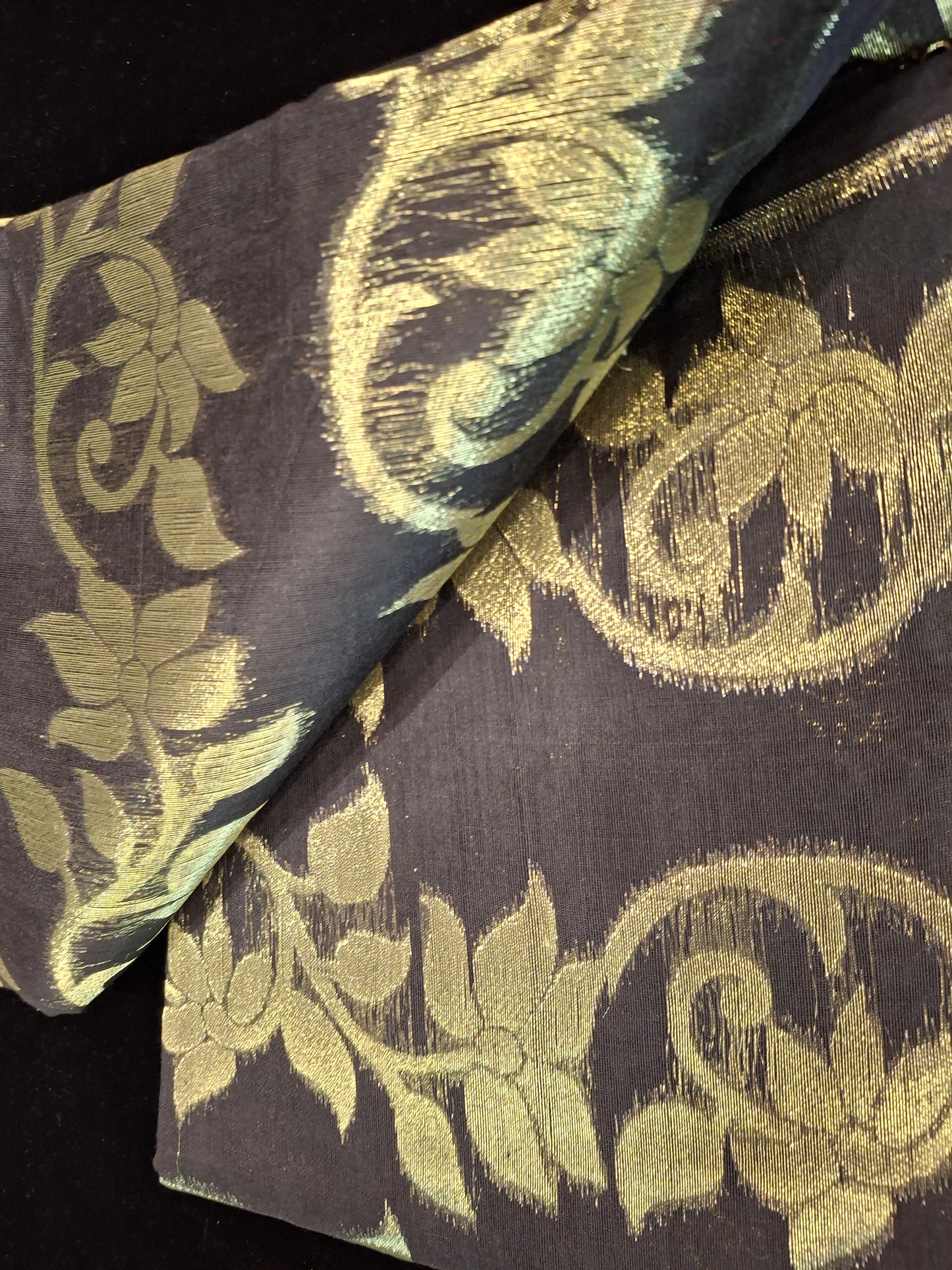 Dhakayi Jamdani saree