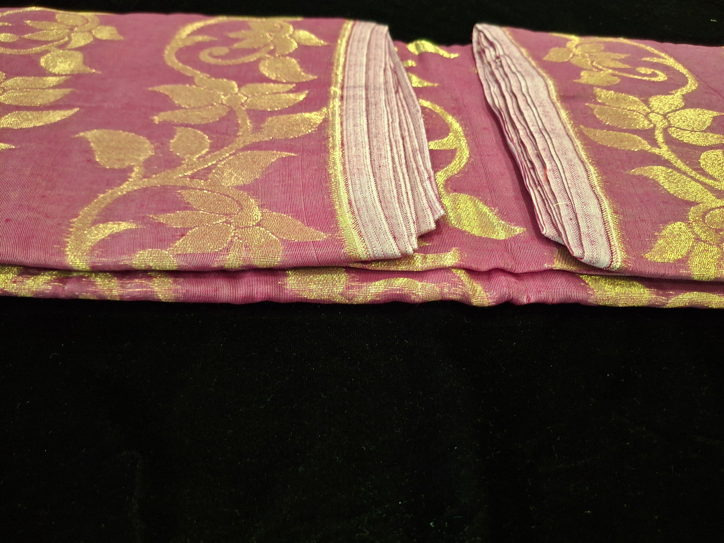 Dhakayi Jamdani saree