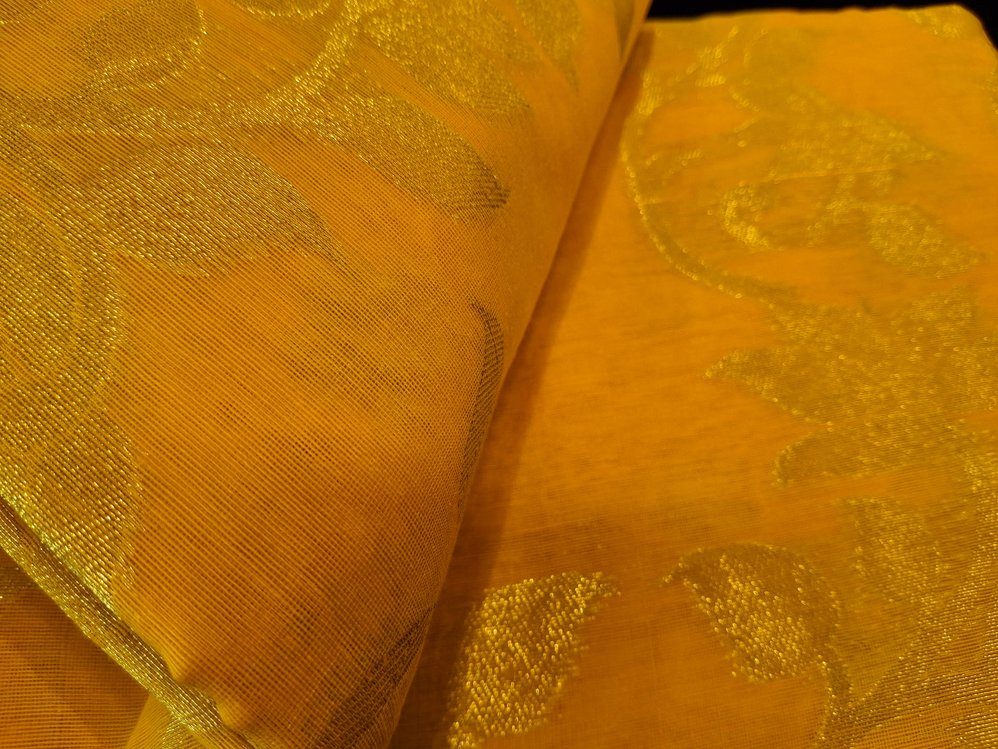Dhakayi Jamdani saree