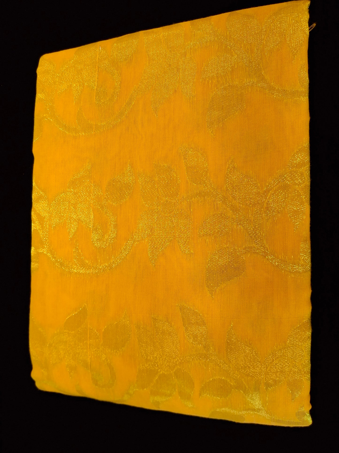 Dhakayi Jamdani saree