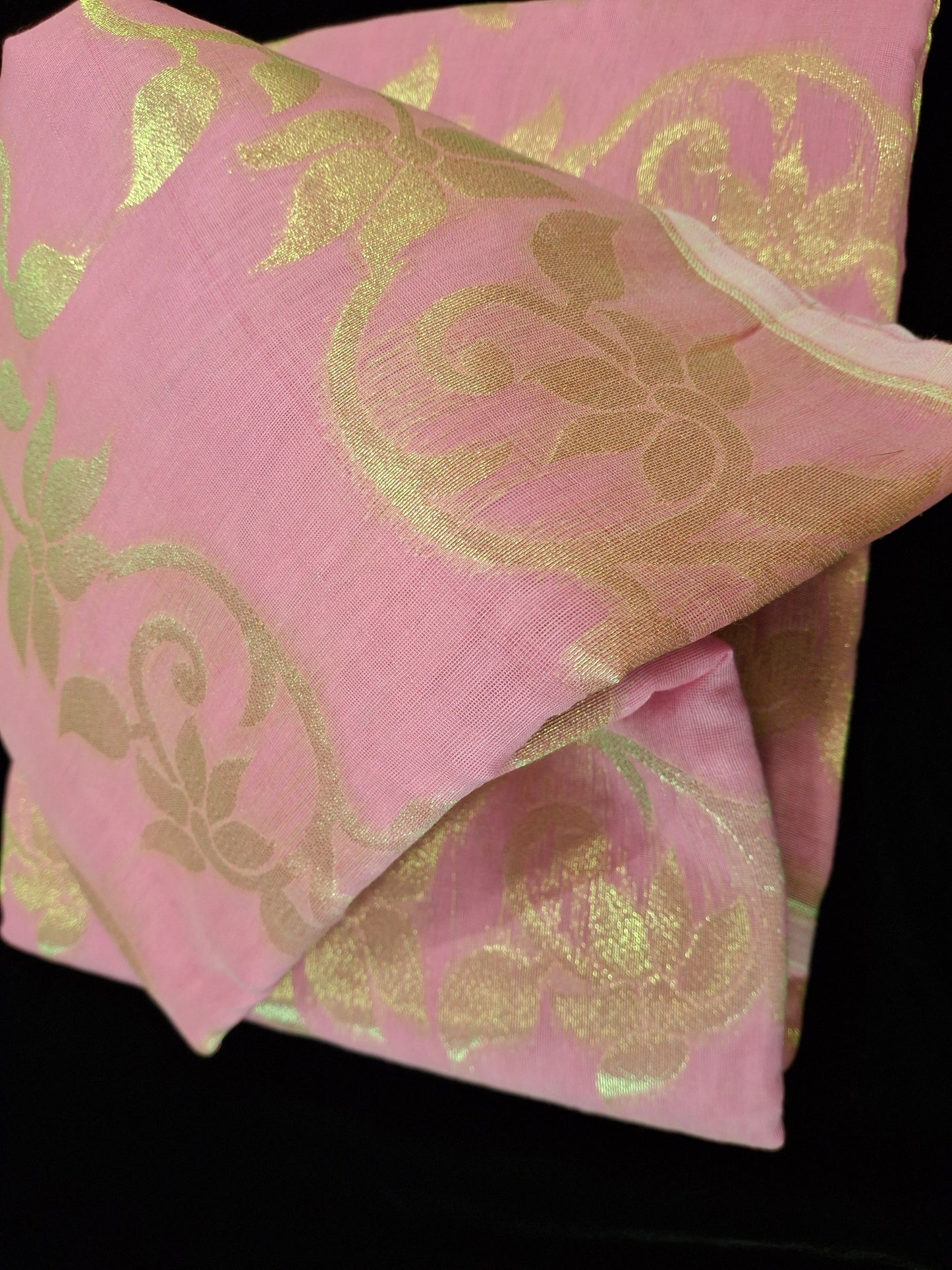 Dhakayi Jamdani saree