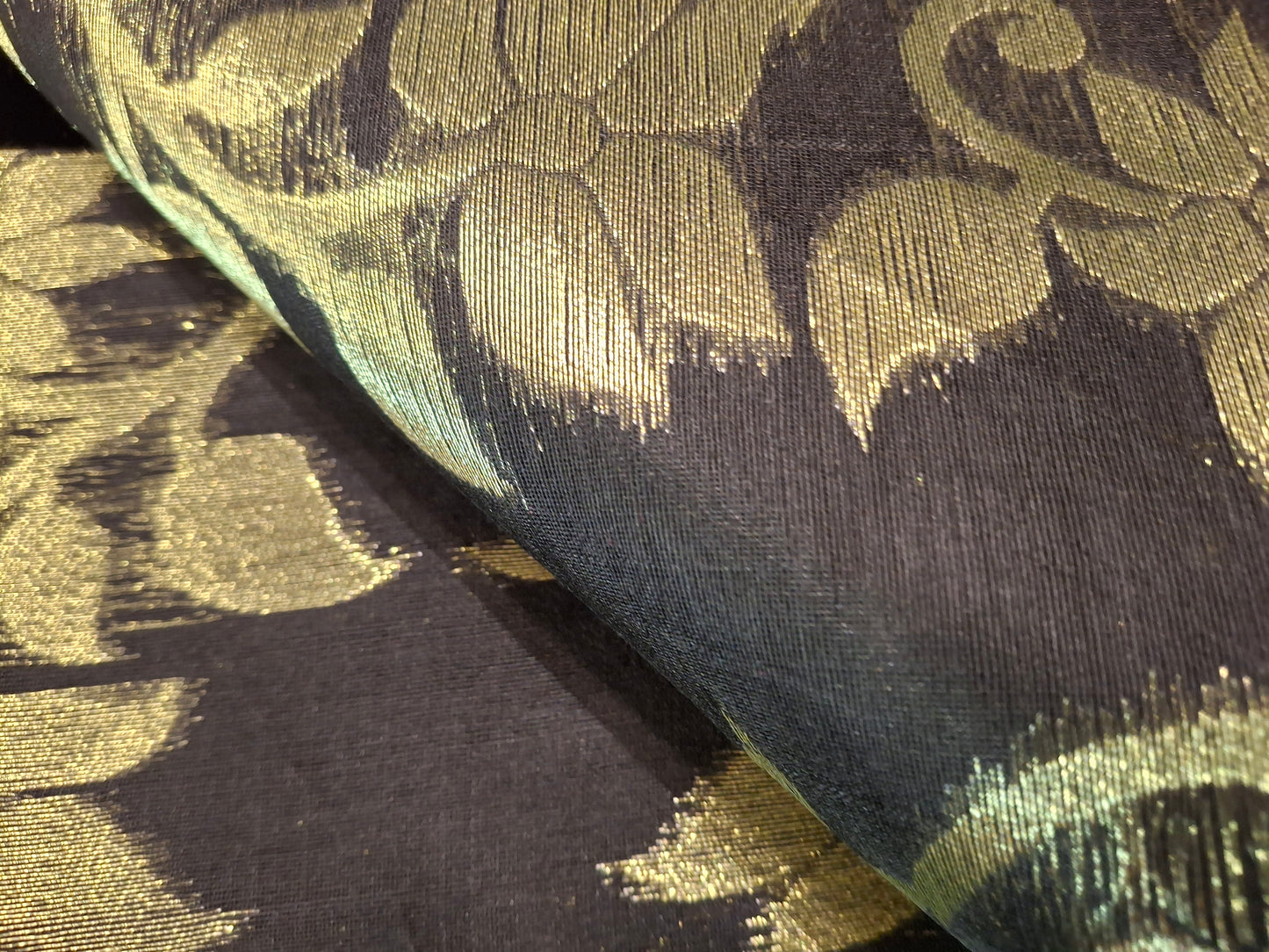 Dhakayi Jamdani saree