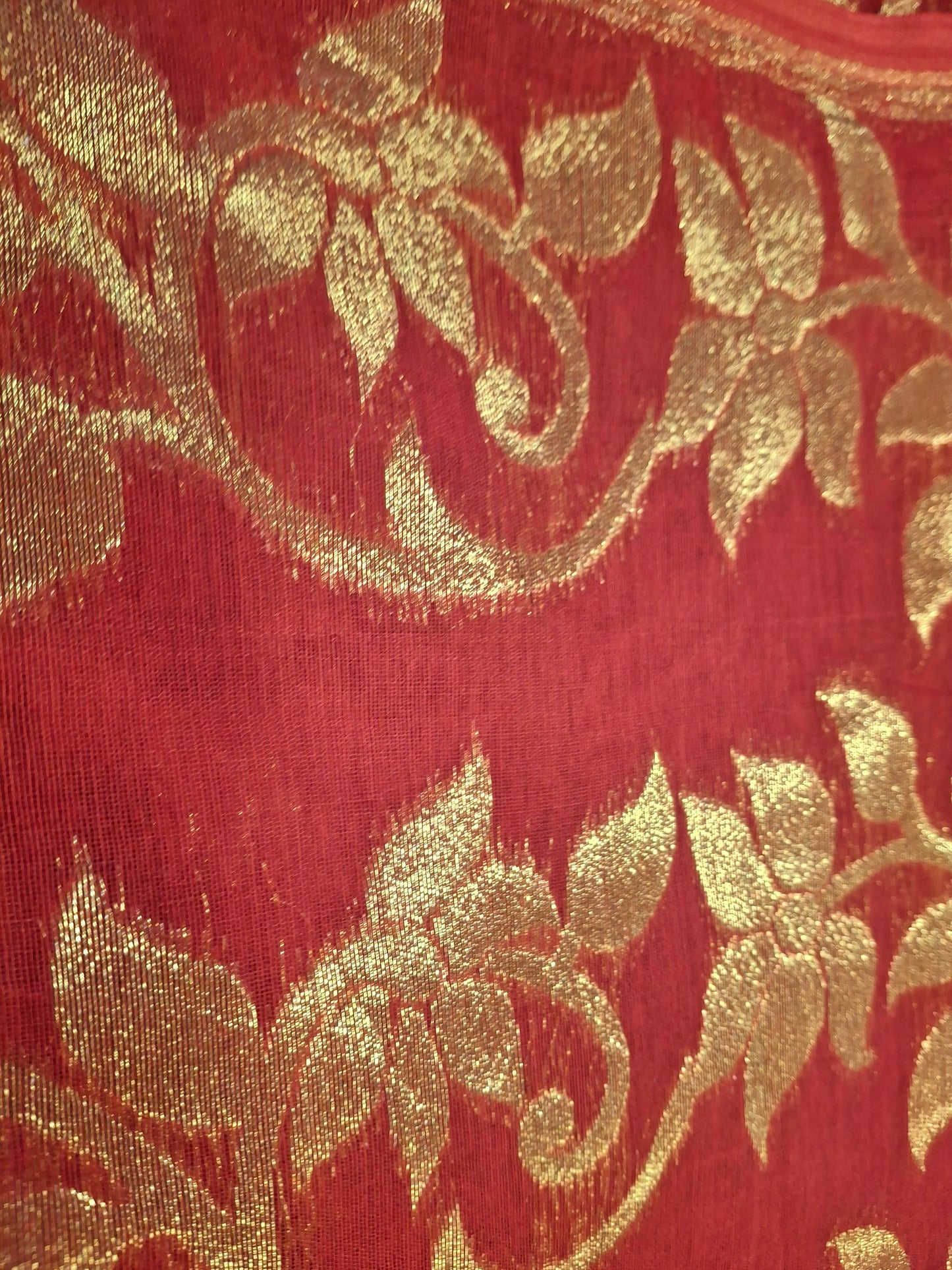 Dhakayi Jamdani saree