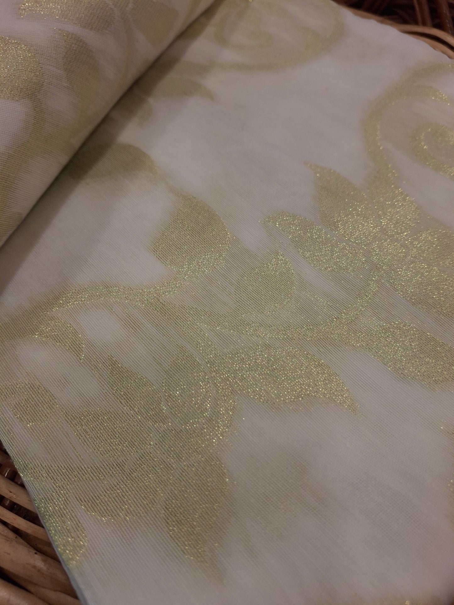 Dhakayi Jamdani saree