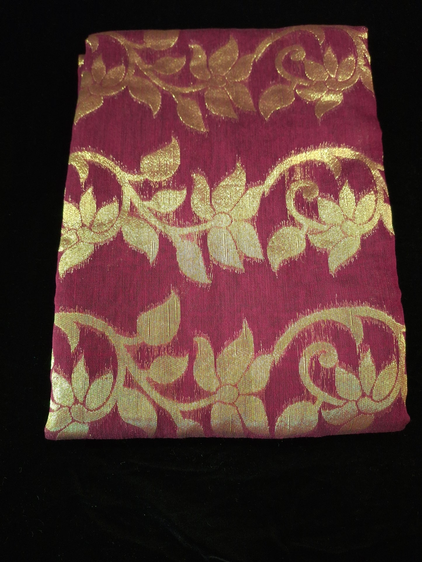 Dhakayi Jamdani saree