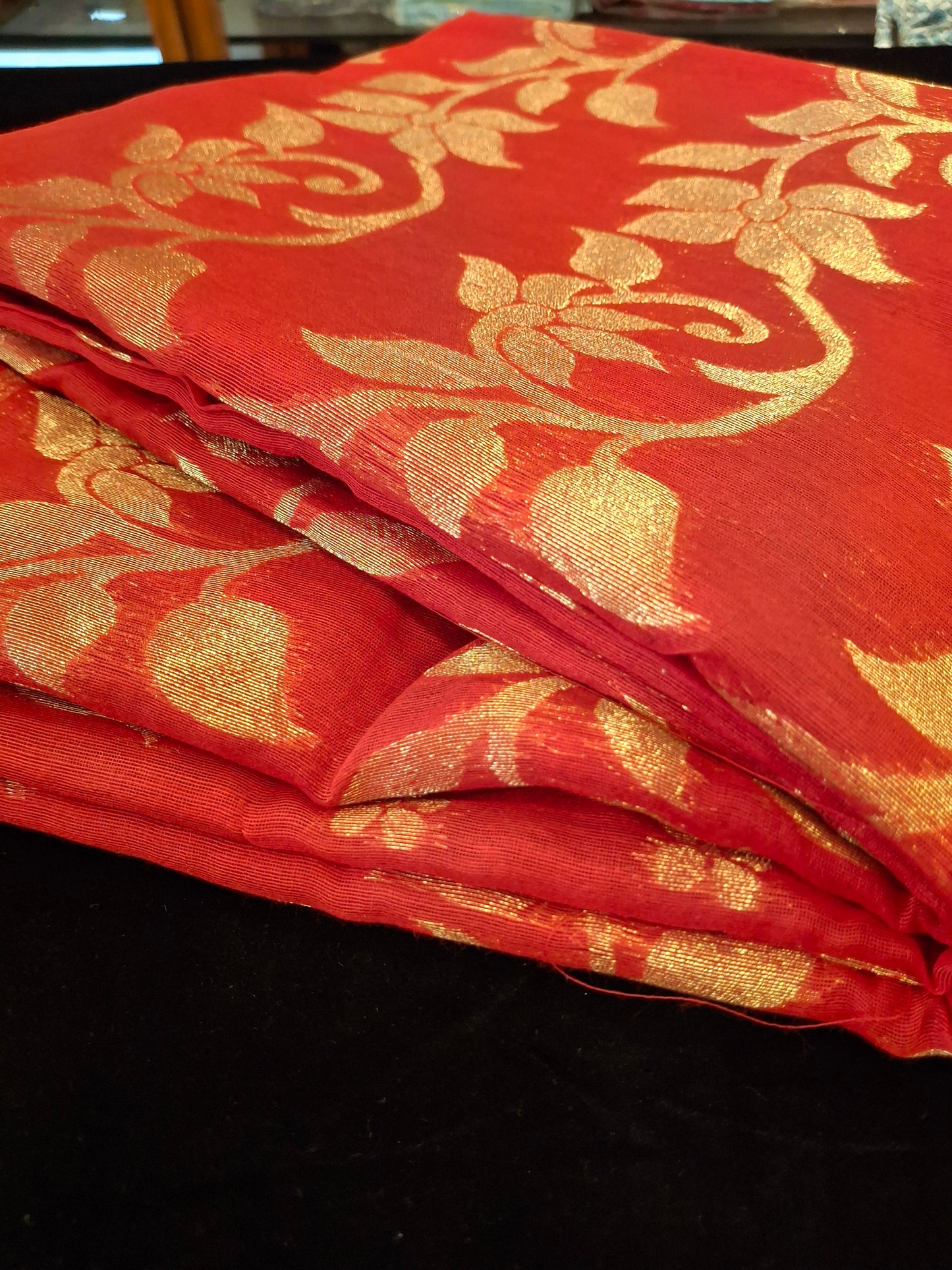 Dhakayi Jamdani saree