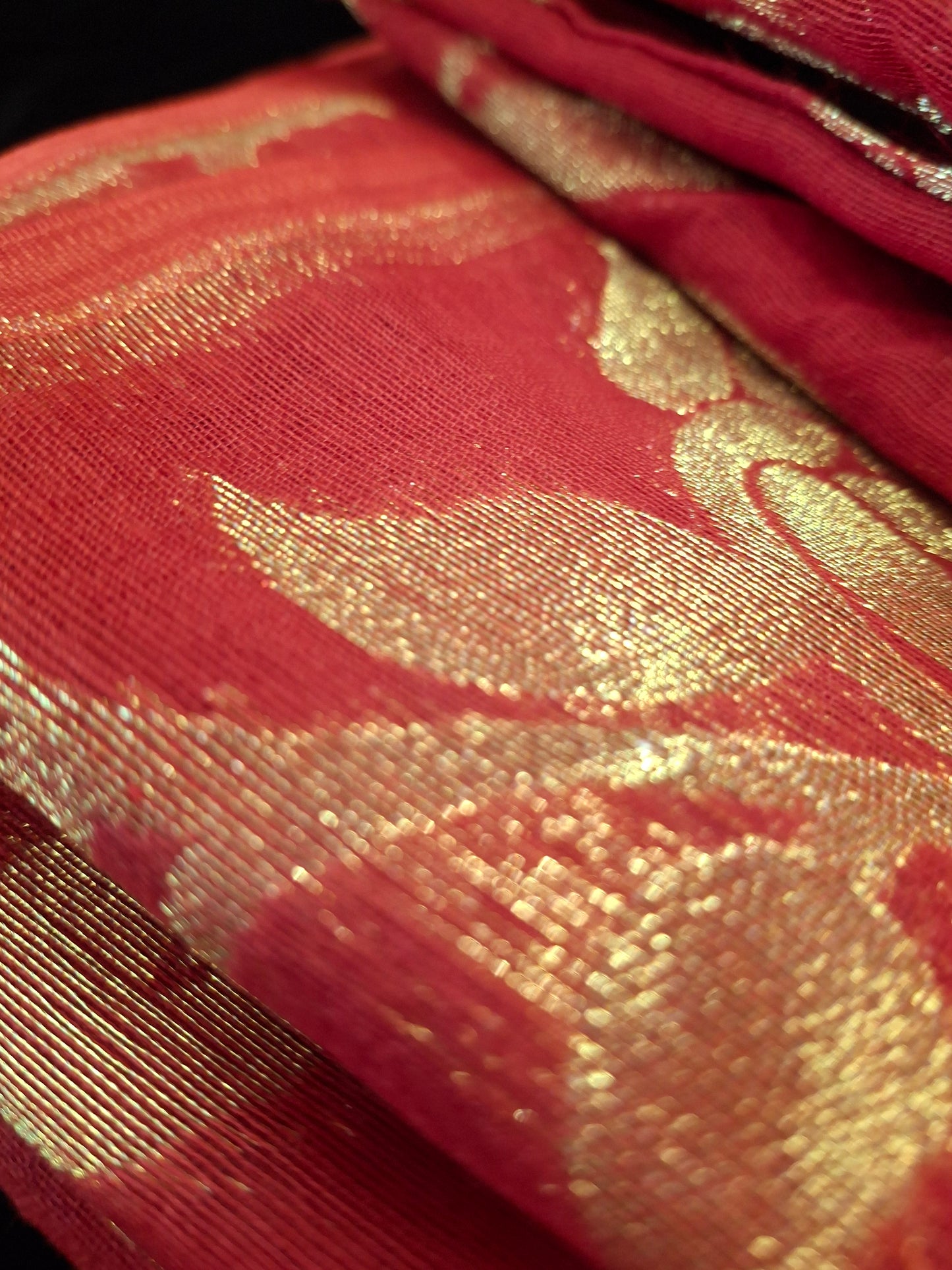 Dhakayi Jamdani saree