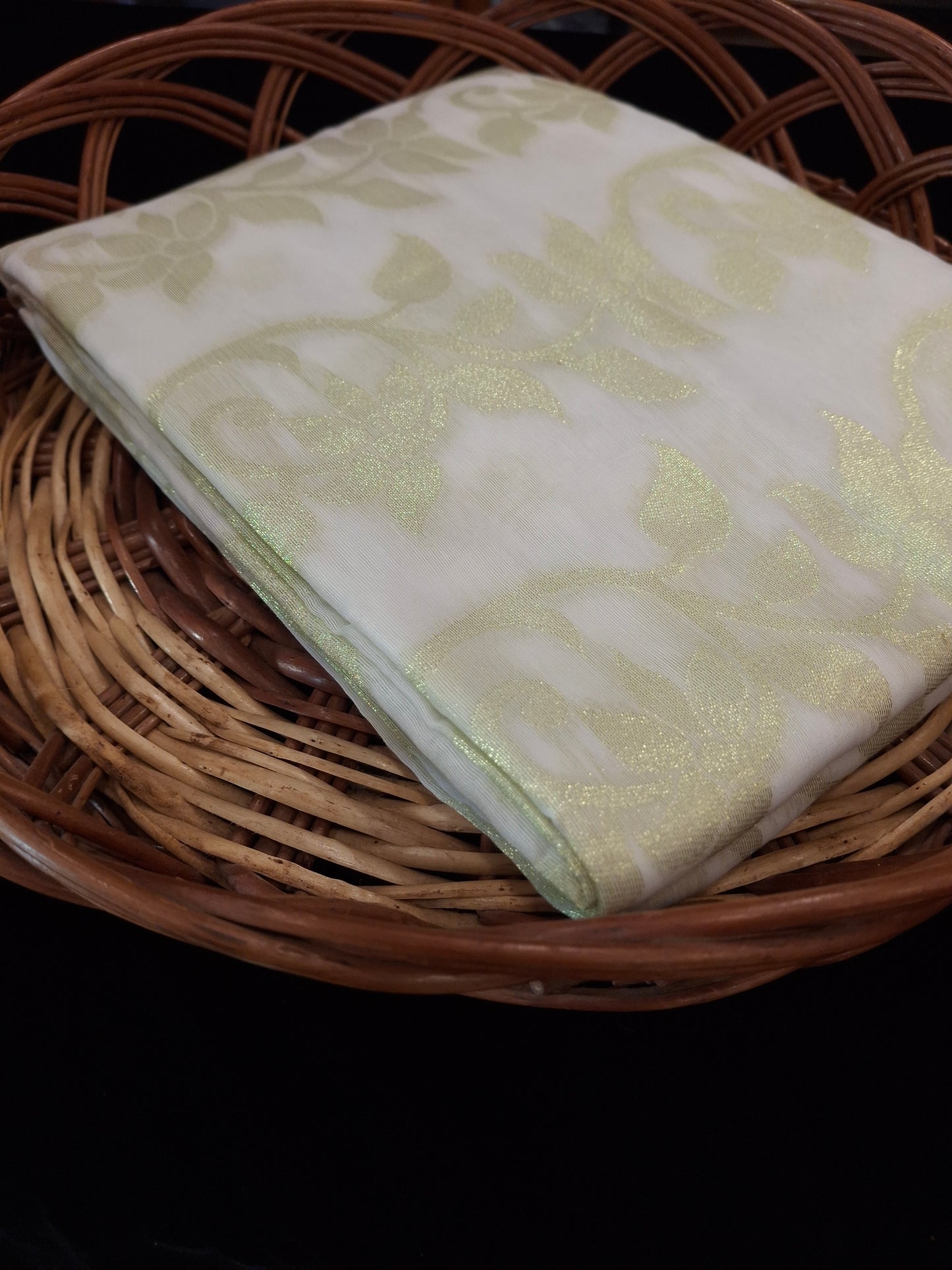 Dhakayi Jamdani saree