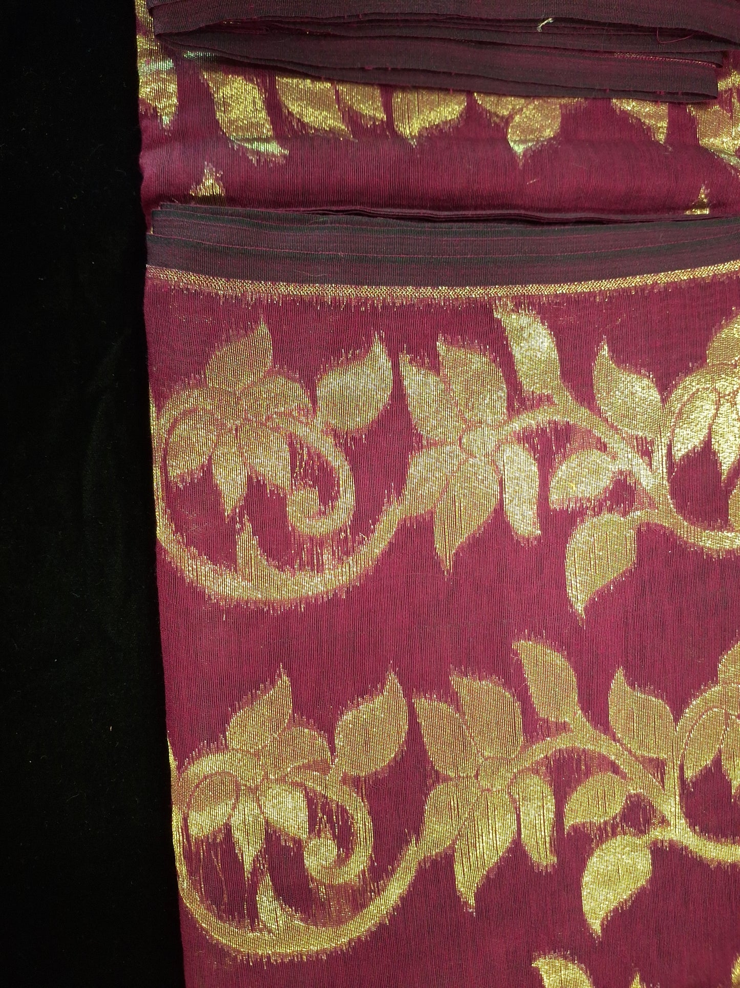 Dhakayi Jamdani saree