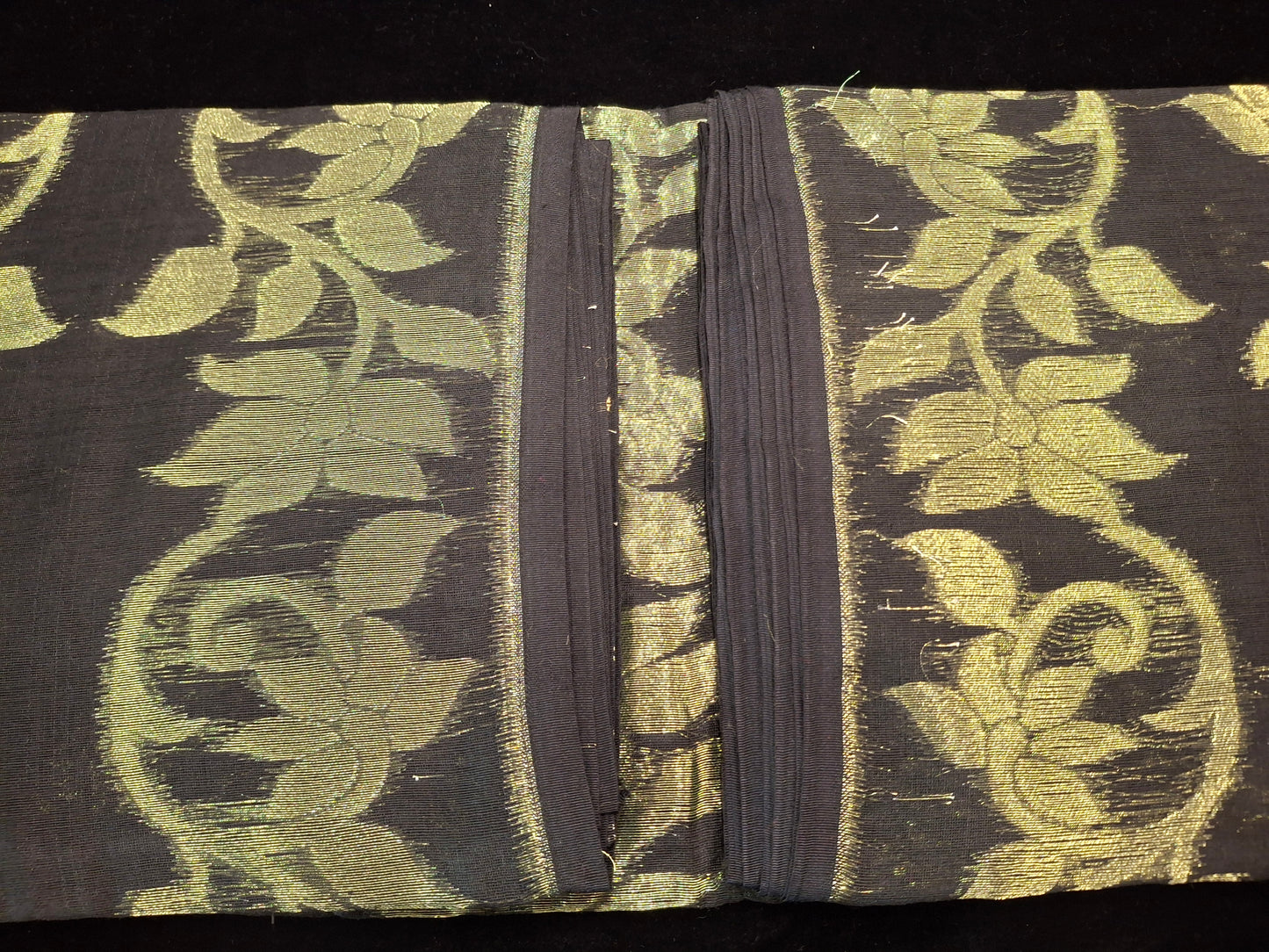 Dhakayi Jamdani saree