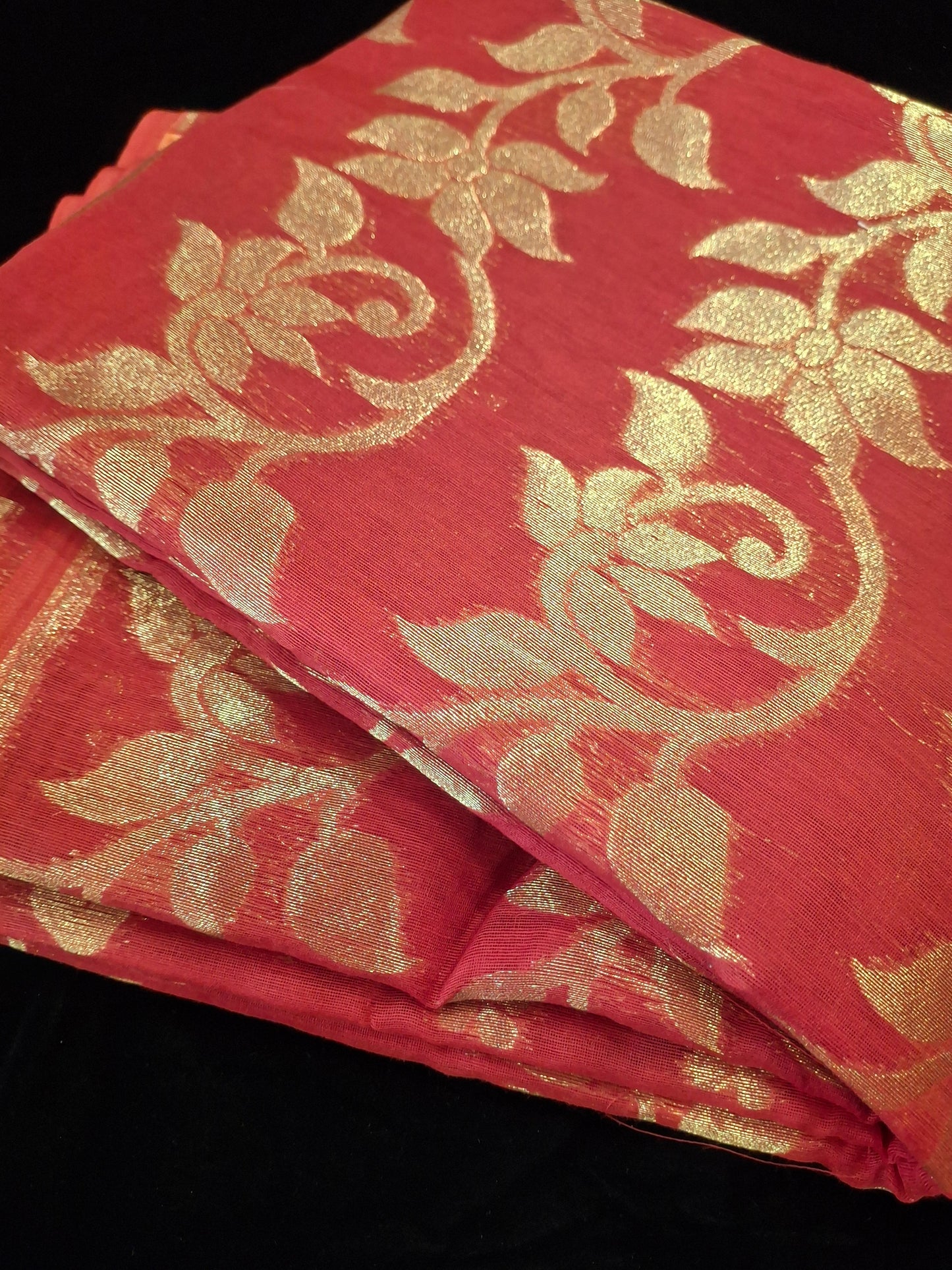 Dhakayi Jamdani saree