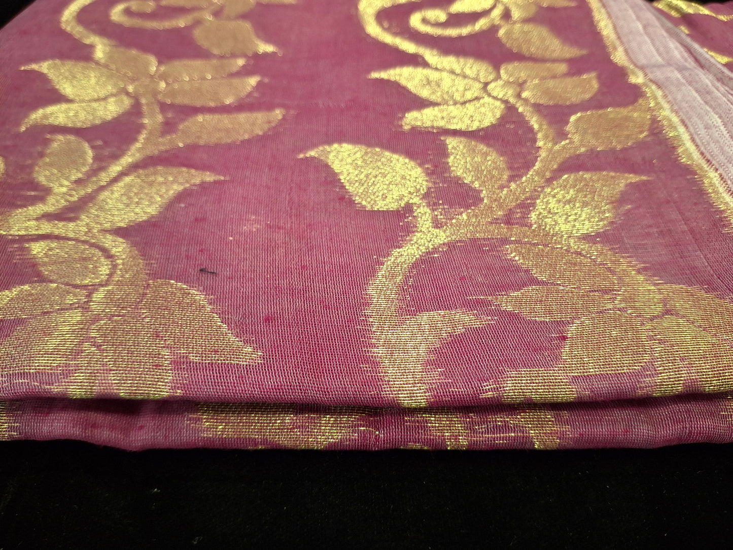 Dhakayi Jamdani saree