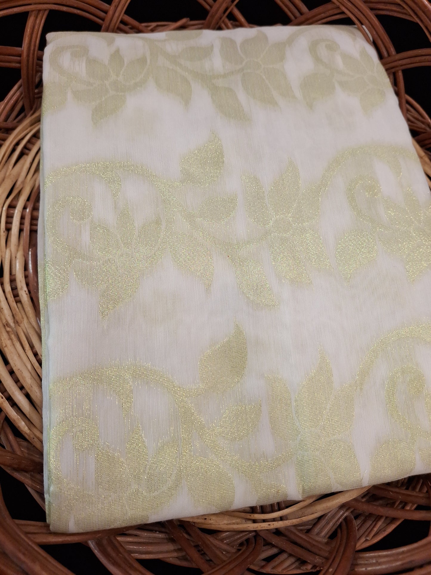 Dhakayi Jamdani saree