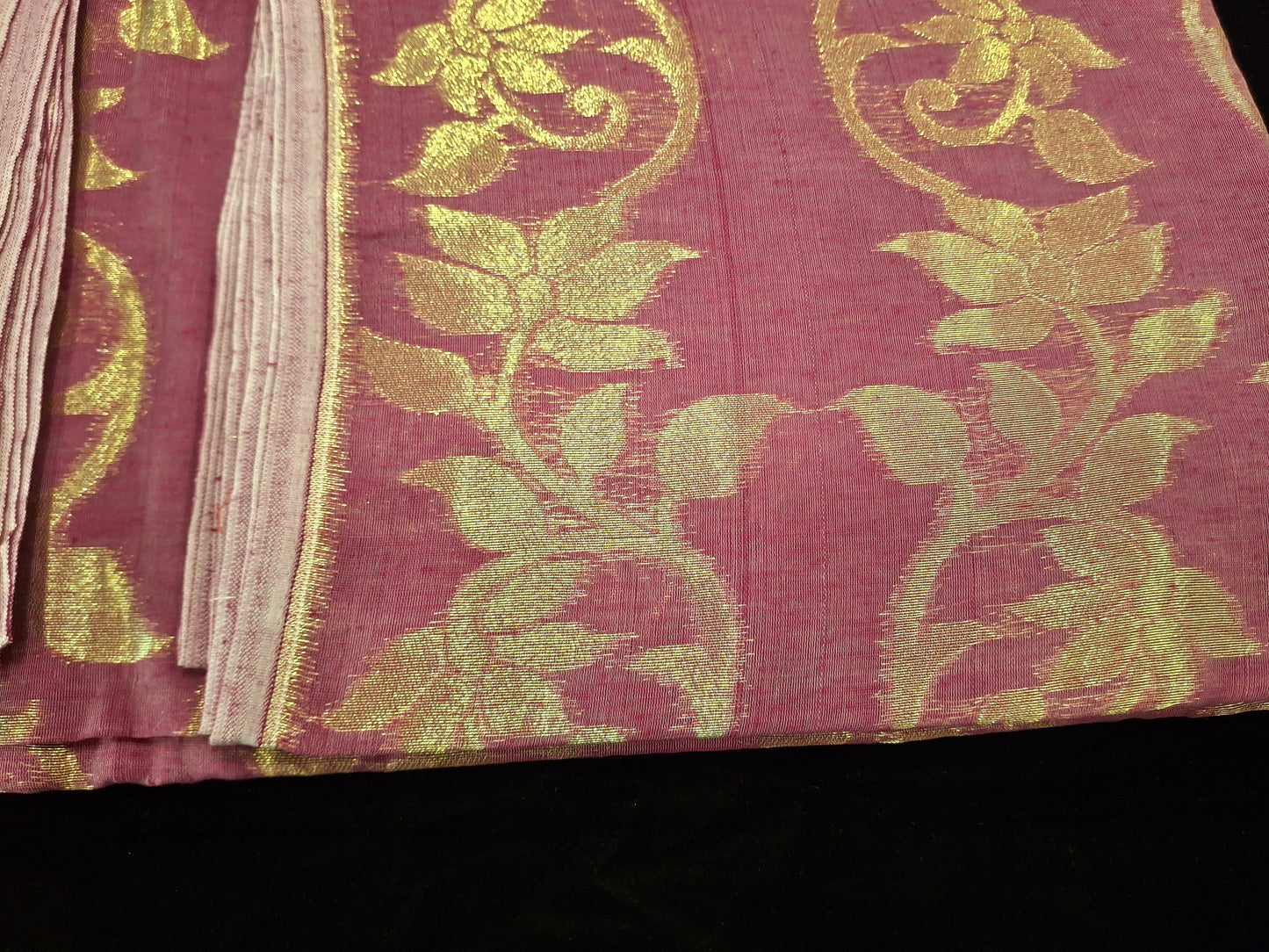 Dhakayi Jamdani saree