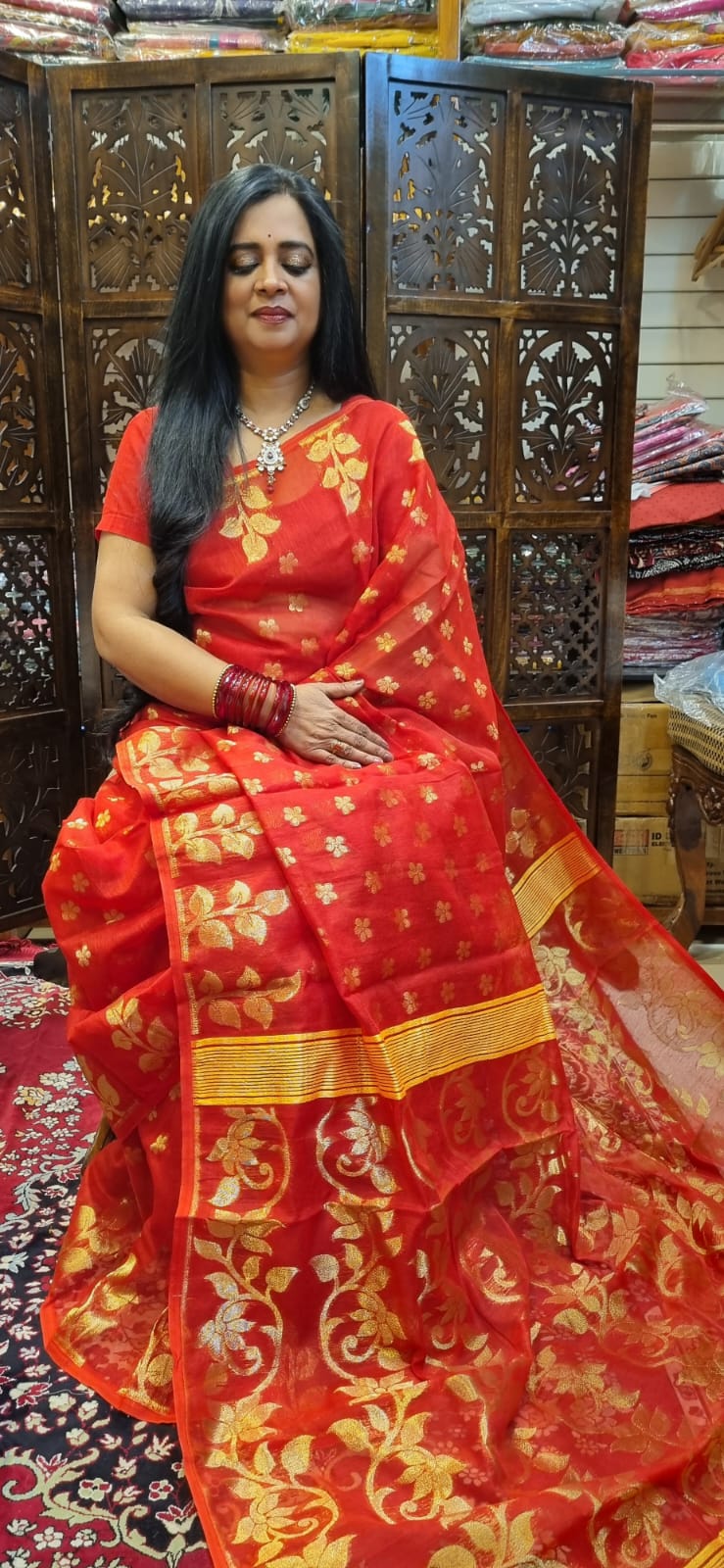 Dhakayi Jamdani saree