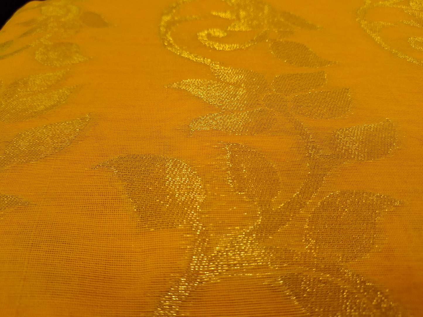 Dhakayi Jamdani saree