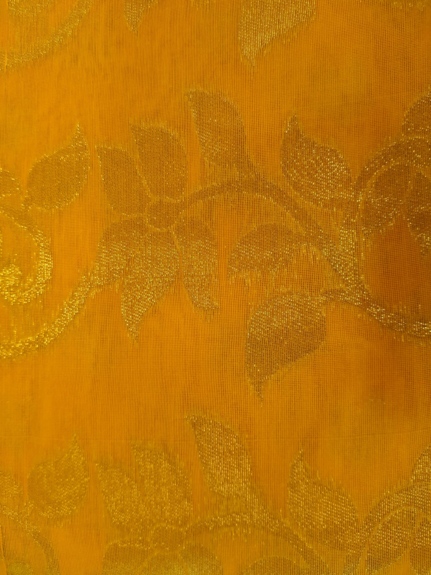 Dhakayi Jamdani saree