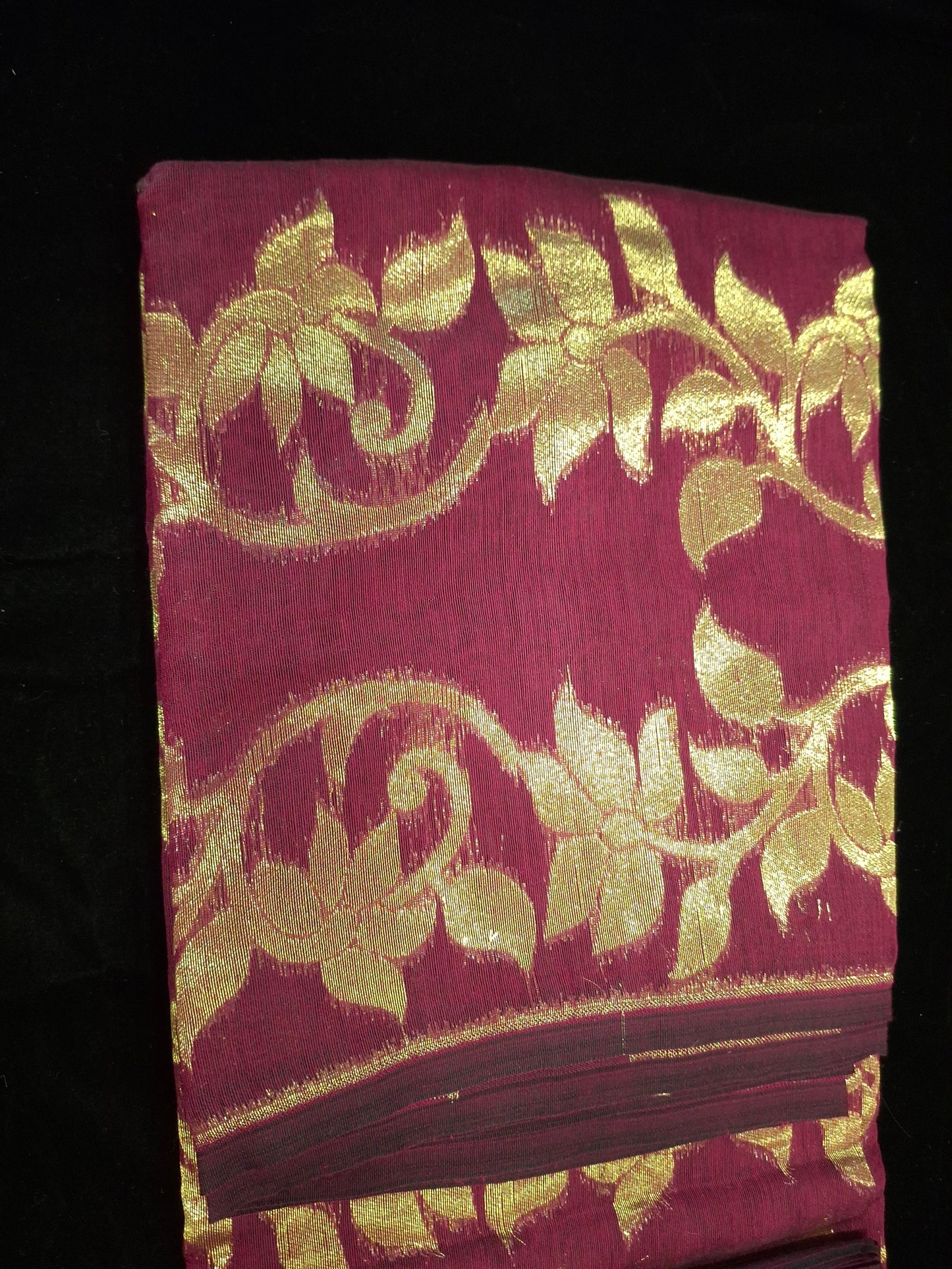 Dhakayi Jamdani saree