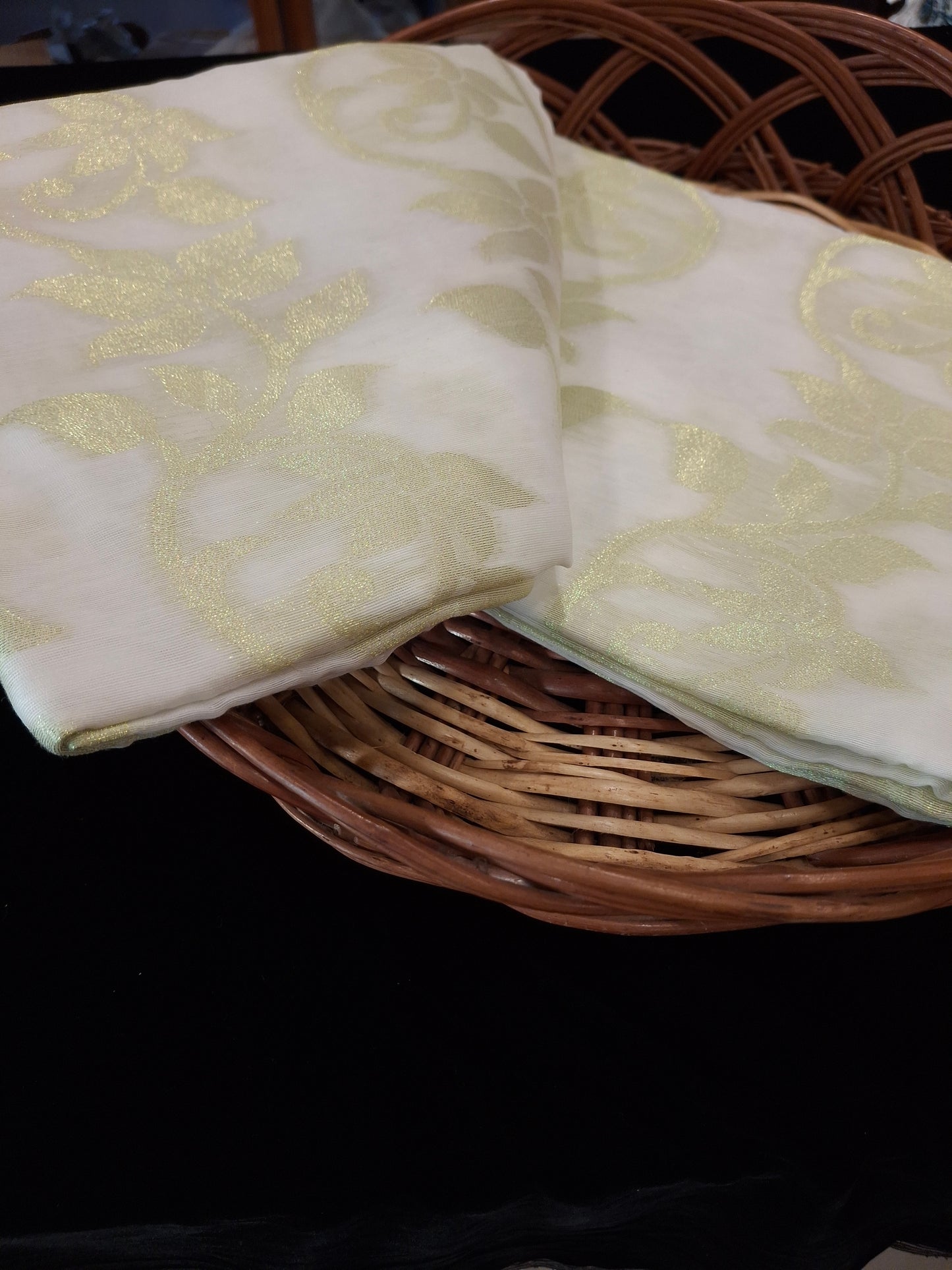 Dhakayi Jamdani saree